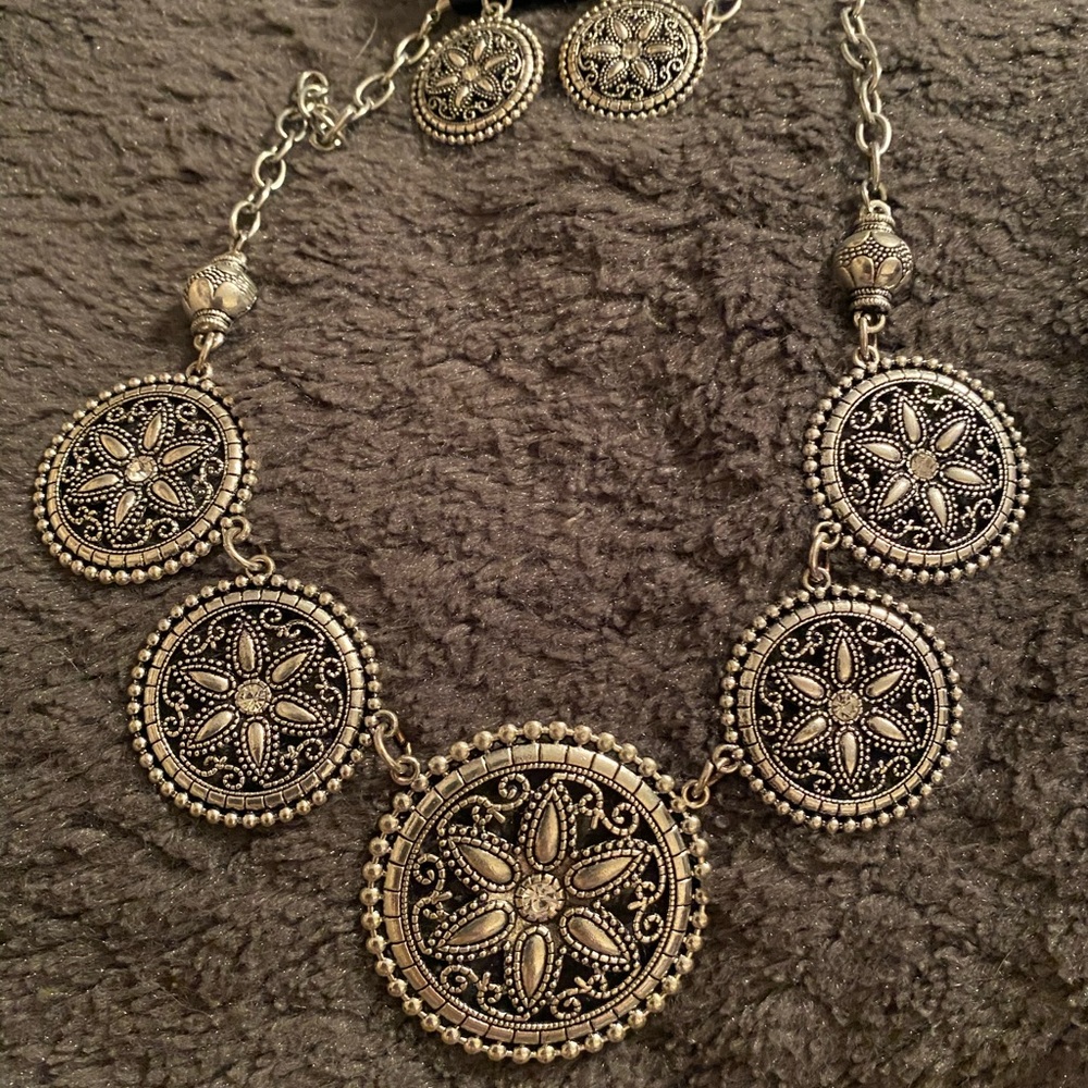 💎BOGO on entire closet💎 NWT paparazzi-silver set
